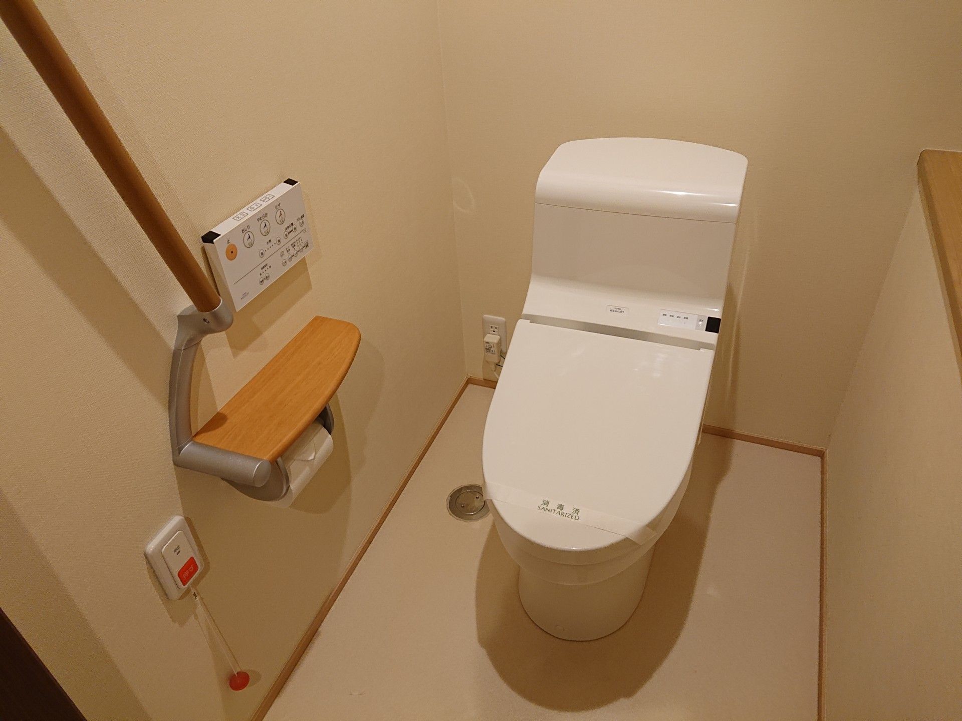 手すり付きのトイレ