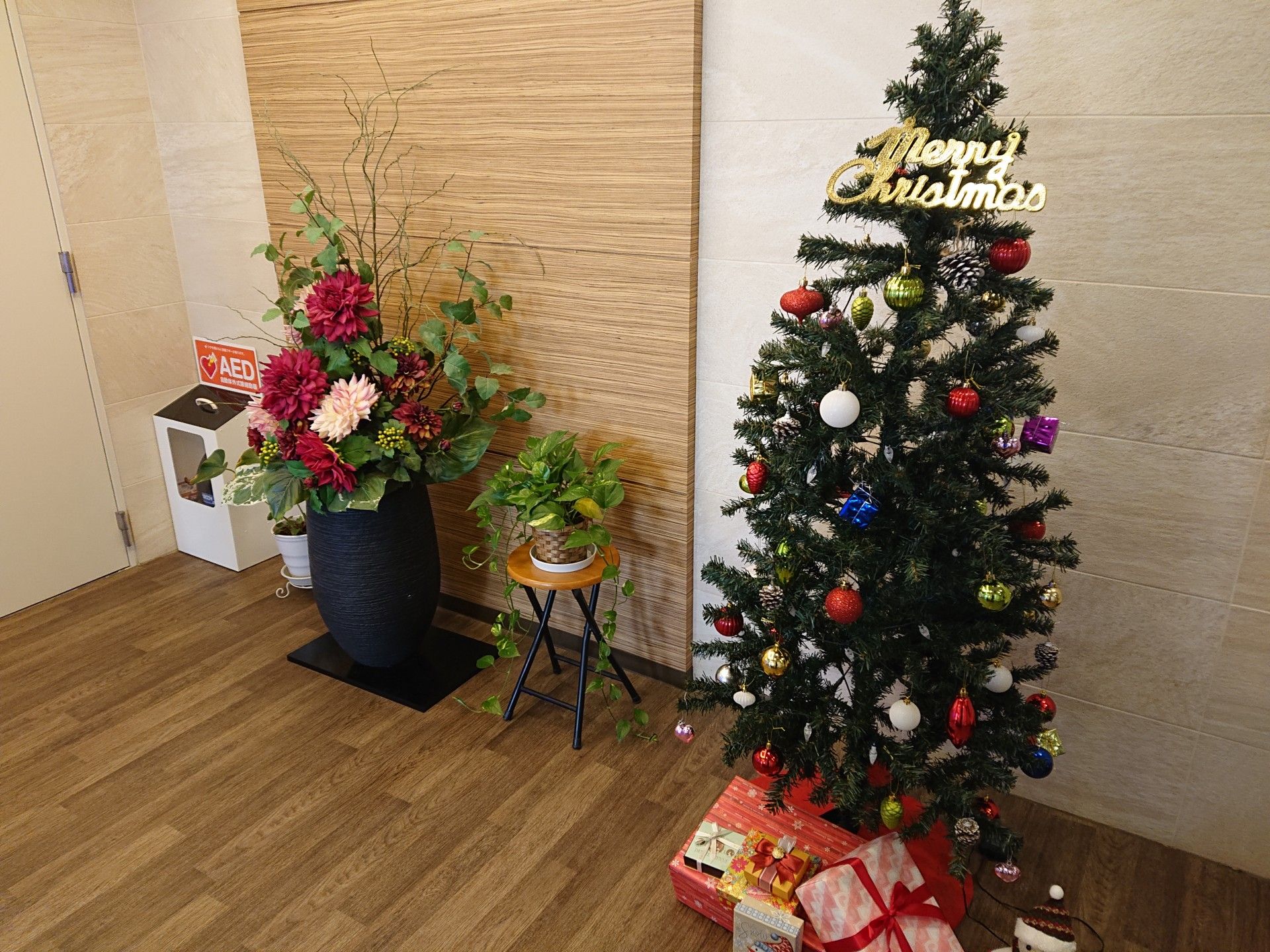 クリスマスツリーと花の飾り