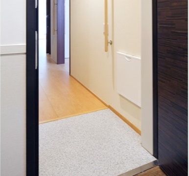 「アイリスガーデン用賀」の廊下。段差を減らし、足もとの安全に気を配っている。