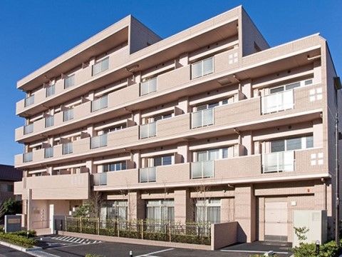 「アイリスガーデン昭島」の外観。日当たりの良い建物。
