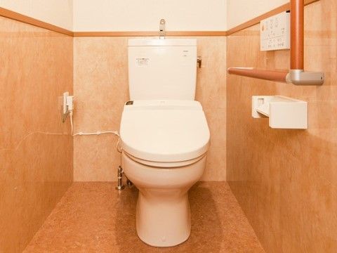 「アイリスガーデン昭島」のトイレ。手すりが取り付けられている。