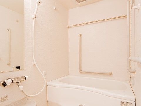 「アイリスガーデン昭島」の浴室。シンプルで清潔感のあるスペース。