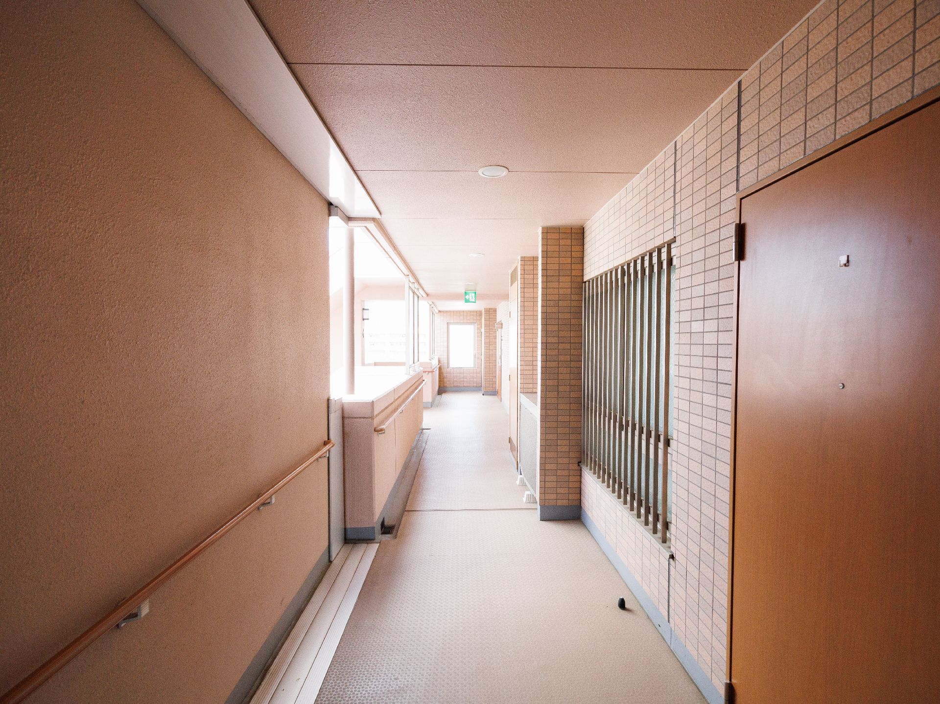 廊下の壁側には、手すりが設置