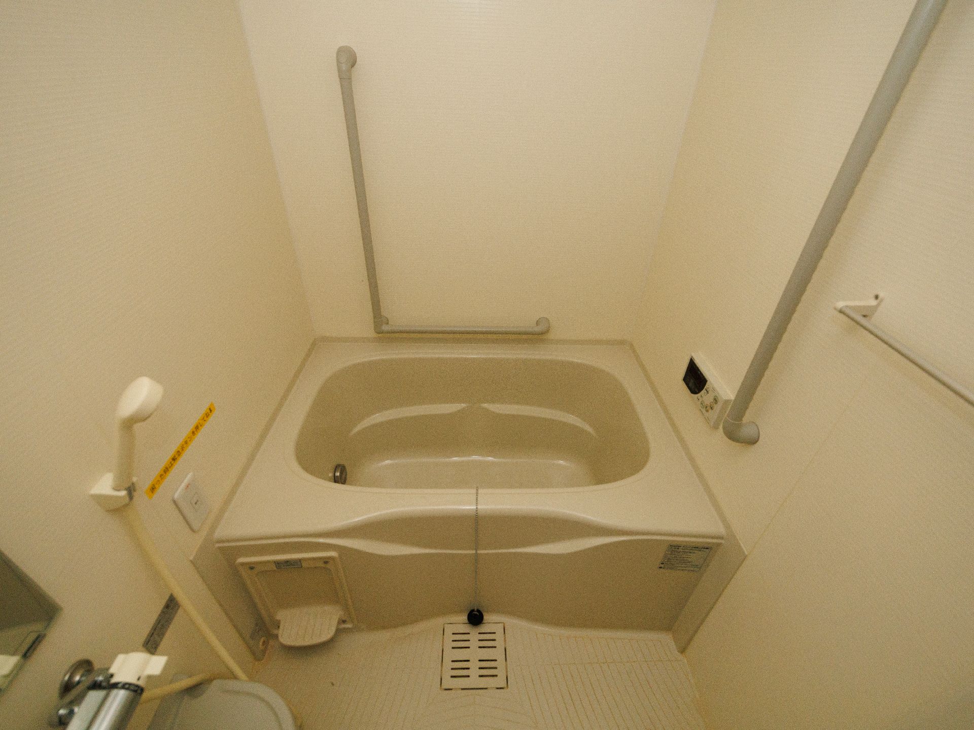 浴室の壁には、手すりや呼び出しボタンを設置
