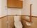 温水洗浄便座付きのトイレには、壁に手すりが設置