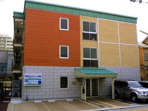 「グループホーム北花田」の外観。駐車場のスペースを設けている。