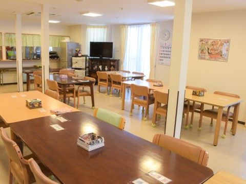 あっとほ～む香椎下原のリビング。沢山の入居者様と日々仲良く、親睦を深めていただける充実した施設サービスをご用意しております。