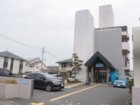 あっとほ～む井尻の外観。明るく清潔感の溢れる外観となっております。来訪者様専用の駐車場をご用意しております。