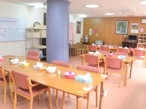 あっとほ～む井尻のリビング。日々沢山の方々で大いに賑わう、楽しいお食事風景となっております。