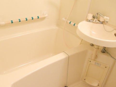 「あっとほ～む井尻」の浴室。清潔感のあるシンプルなデザインの浴室。