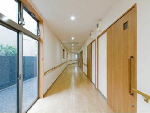 「あっとほ～む井尻Ⅱ」の廊下。居室前の扉は、全て引き戸になっている。