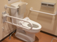 バリアフリー対応のトイレ設備