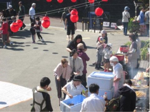イベントで賑わう模擬店などを楽しむ入居者様とご家族