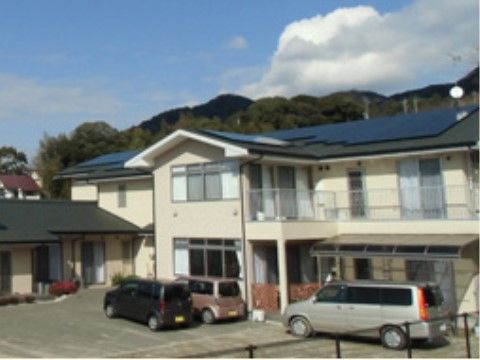 施設は1階建てと2階建ての建物が繋がった作りである。２階のベランダ側には転落防止のため、柵が取り付けられている。