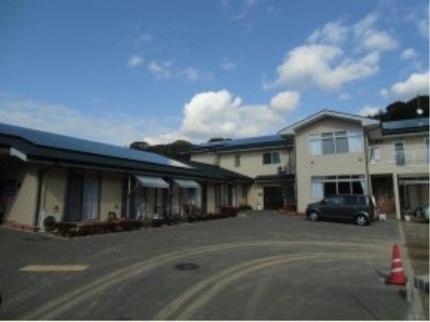 施設の敷地は広々としており、駐車スペースが用意されている。お車でお越しの来訪者様にも便利にご利用いただける。
