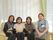 施設のソファに腰掛けたスタッフが4名写っている。全員女性で年齢層は幅広く、熟練したスタッフが居ることが伺える。