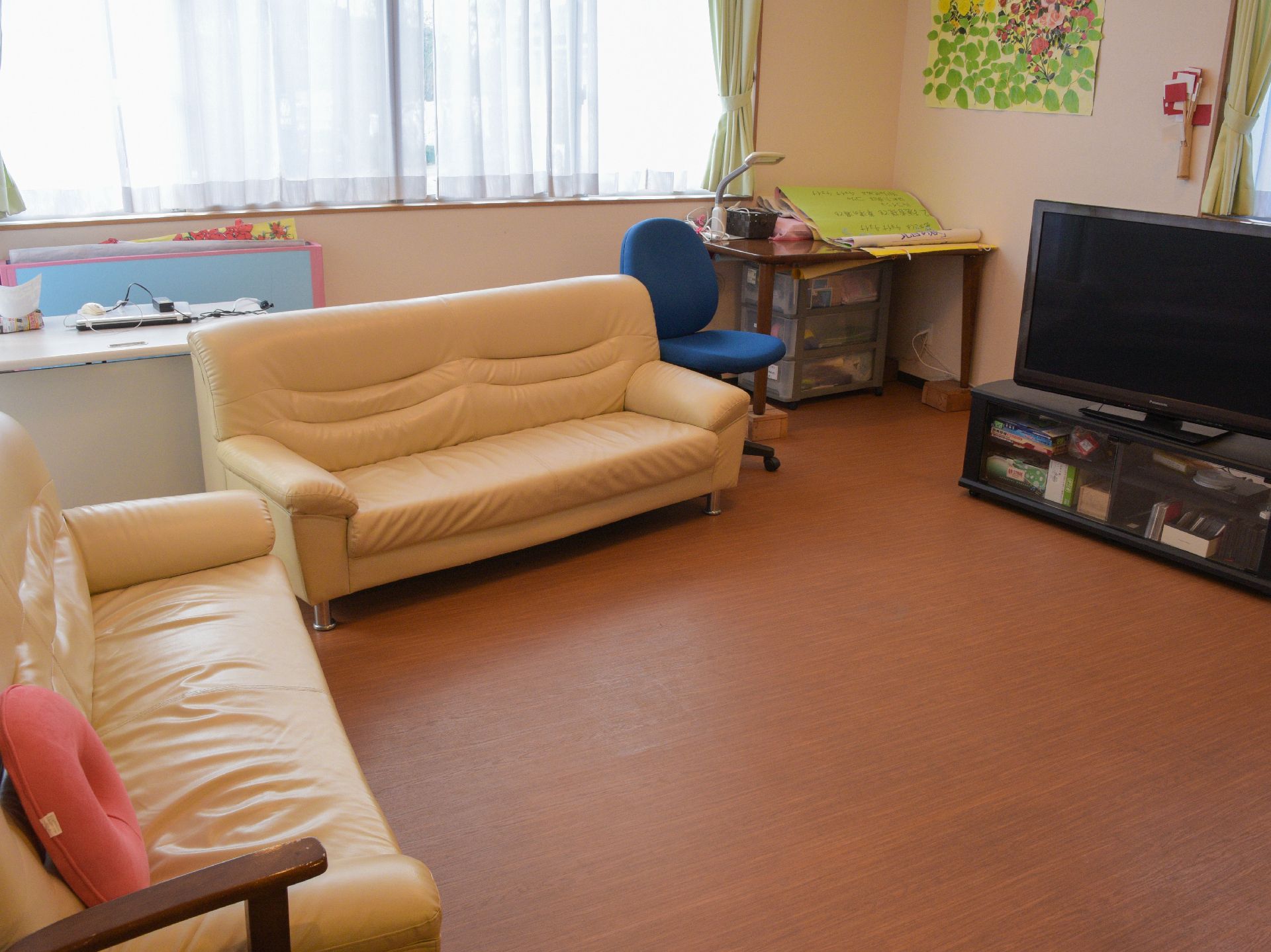 大型テレビや座り心地の良いソファーが備わったロビー