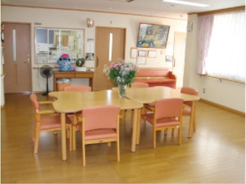 卓上の花も食欲増進に一役買っている、広く整然とした食堂