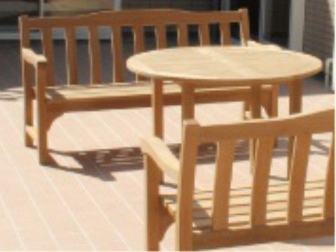 天気の良い日は外でくつろげる、ウッドデッキに設けられた椅子