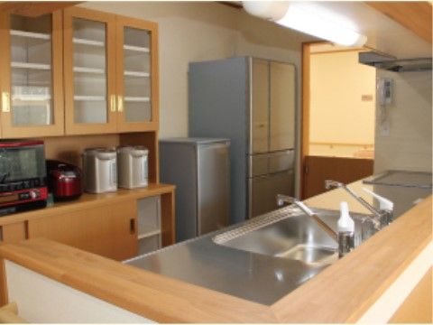 IH調理器を備えた、キッチンを完備している。蛇口は２つ設置しており、食器洗いなど入居者様同士で協力し合うこともできる。