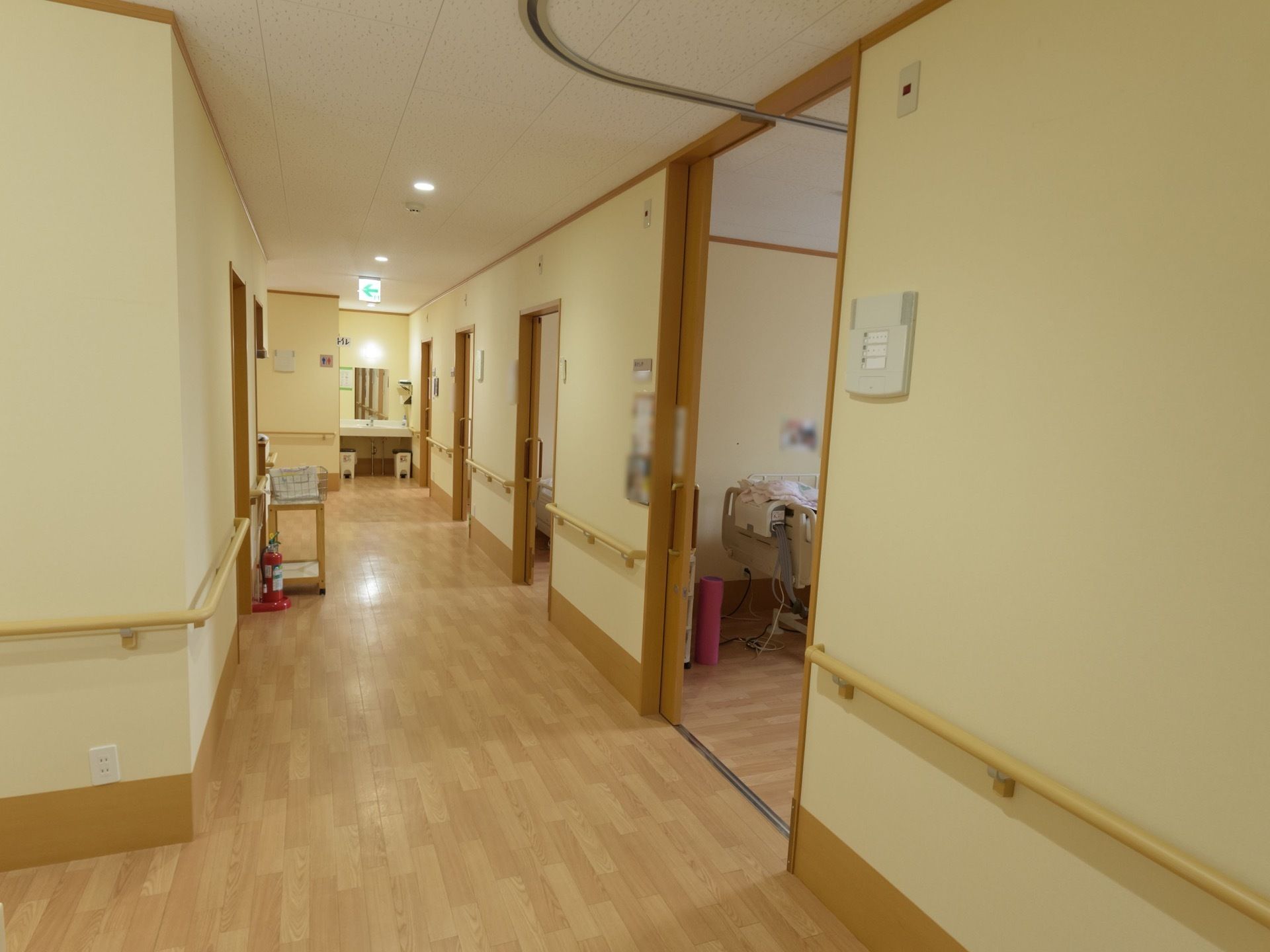 居室の天井から廊下に渡ってレールが引かれており、部屋からリフトを使って移動することができる。限られた部屋にのみ設置されている。