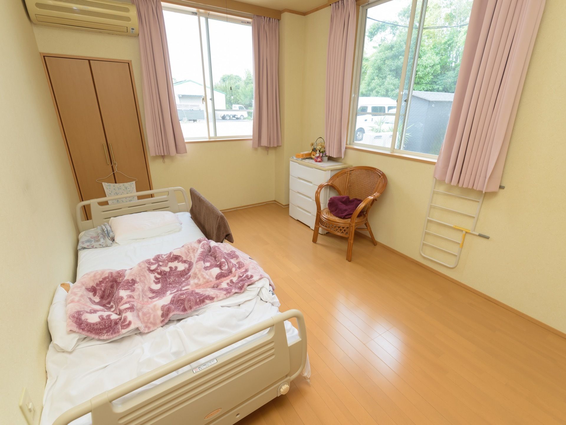 角部屋の居室のため窓が２ヵ所あり開放的である。クローゼットが備わっているので、小さな衣装ケースのみ室内に持ち込まれている。