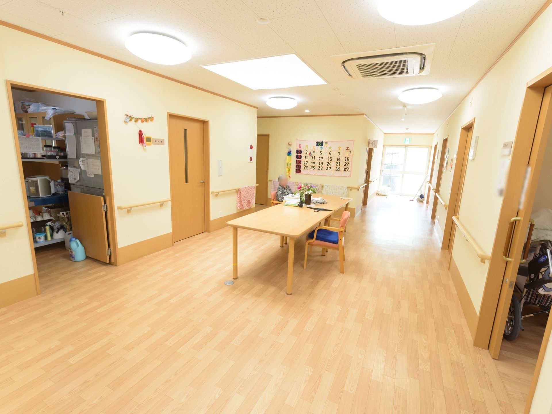 食堂には余計なものが置かれていないので、居室からスムーズに行き来することができる。台所がすぐ近くにある。
