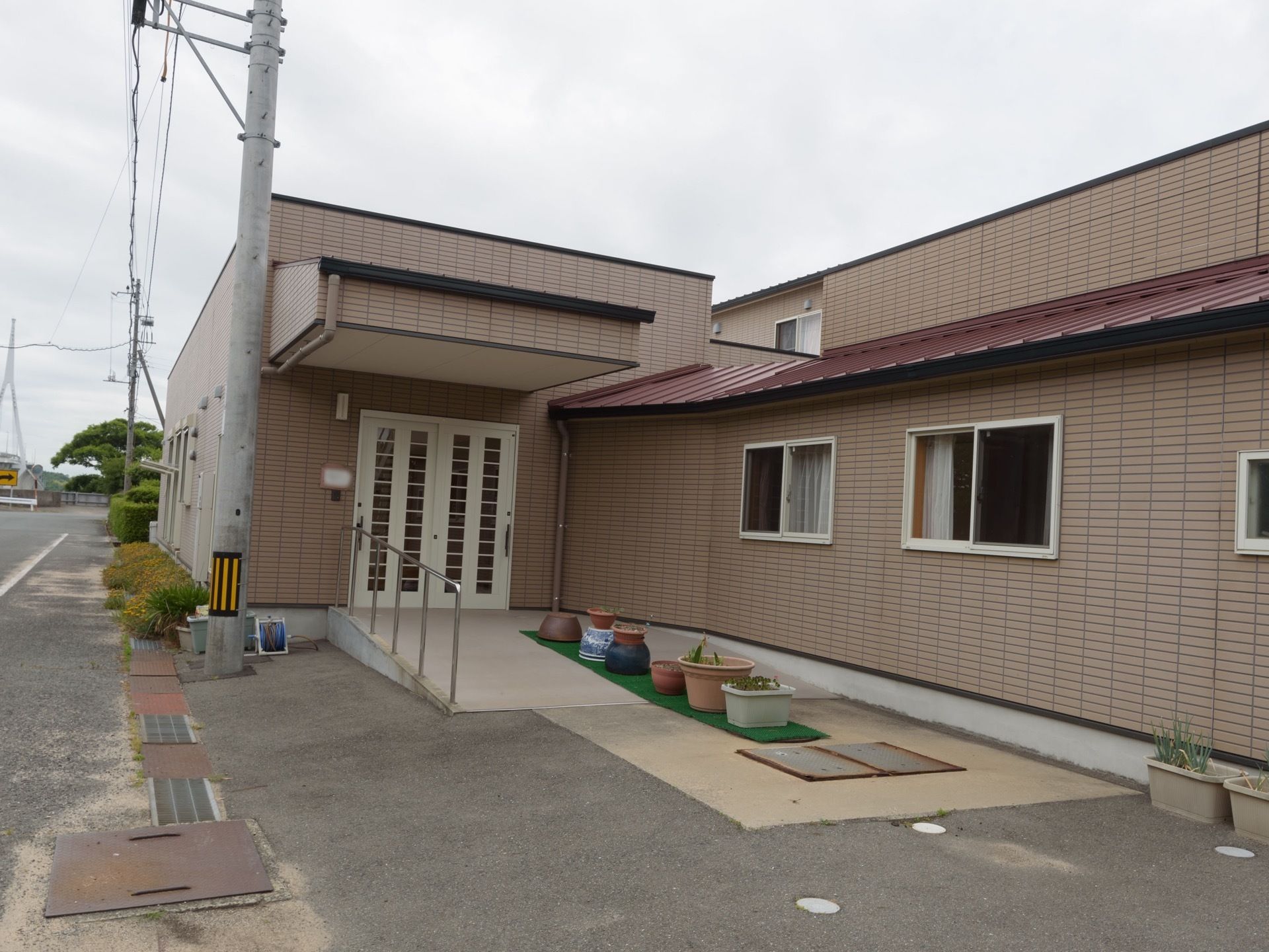 玄関先はスロープになっており、手すりが備わっている。玄関の扉も大きいため、車椅子での行き来もスムーズだ。