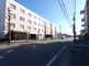 静かな住宅街にある建物外観