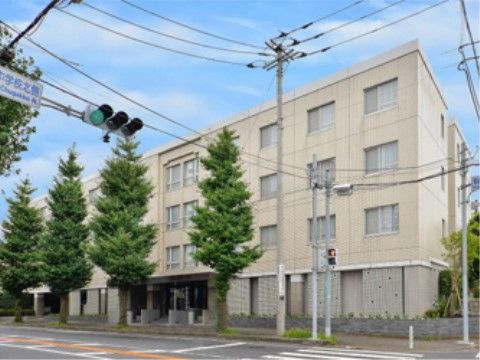 良く成長した街路樹も涼しげな広い通りに面した当施設前景