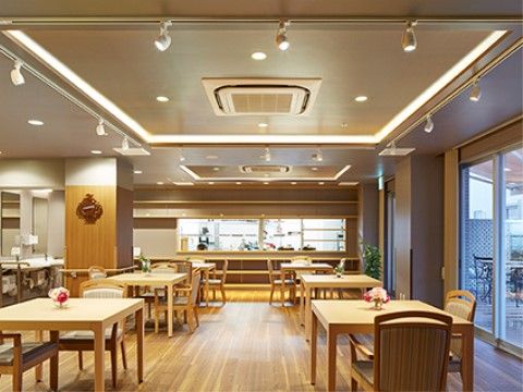 移動が楽なようにテーブル間隔を広く取った、大きな窓を持つ開放的な食堂