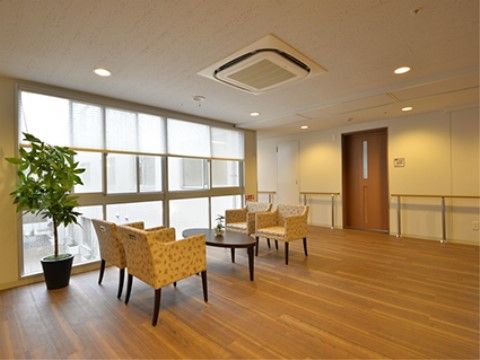 歩き疲れたらここで一休みできる、通路の一端に設けられた談話スペース