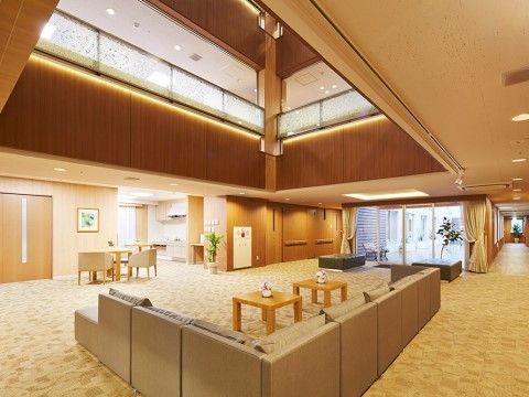 木目を基調とし、落ち着きを感じていただけるよう設計された正面ロビー