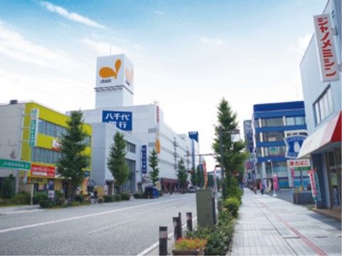 お買い物やご用事に便利な、当施設の近くにある繁華街