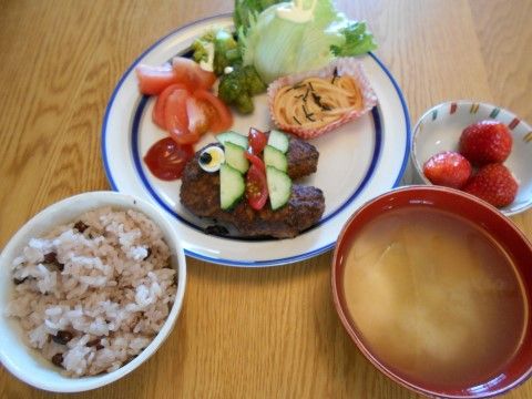 入居者様の健康を第一と考え、栄養士・調理師が工夫を凝らした献立の一例