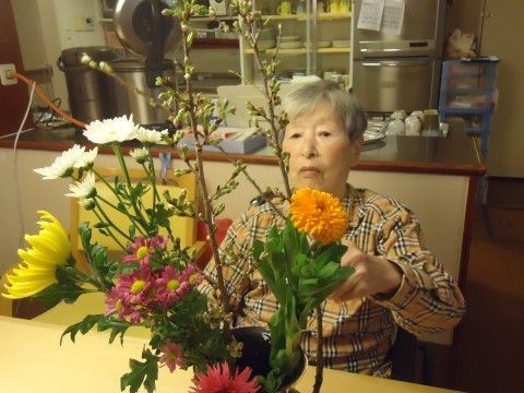 レクリエーションで生け花に挑戦する真剣そのものの入居者様