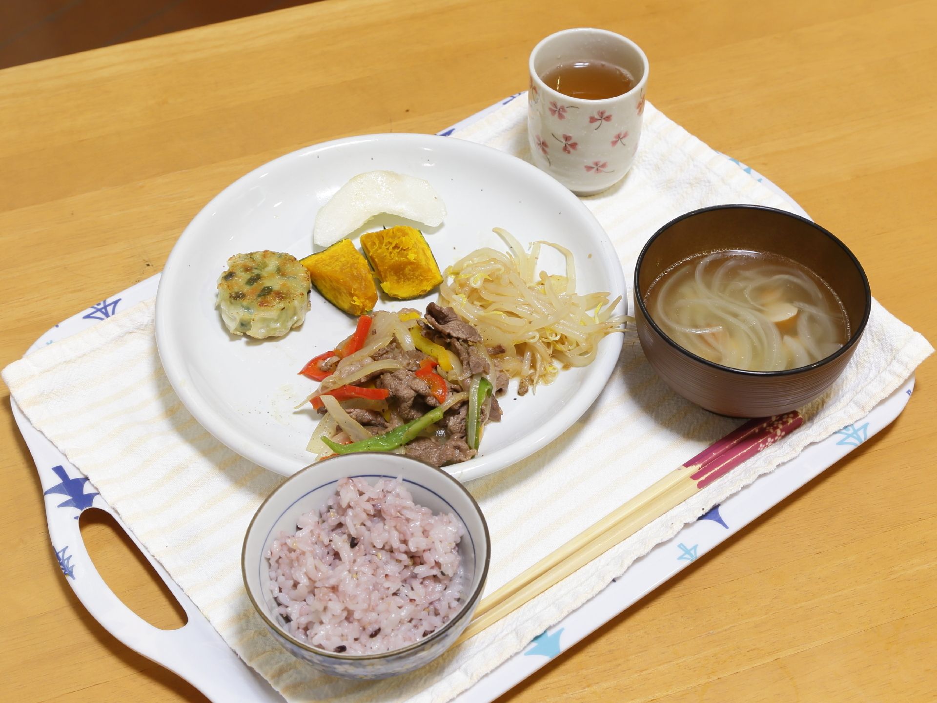 実際に提供されている食事例である。野菜・肉のバランスが取れた食事が多く提供され、健康的な食品が食卓に並べられる。