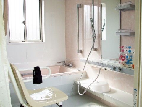 入居者様の状態に合わせて、リフト浴を利用することができる。入浴することで、体だけでなく心もリフレッシュできる。