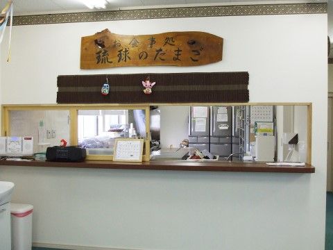 日々の食事はお食事処から配膳される。メニューは季節の彩りを感じさせるもので目と耳で楽しむことができる。