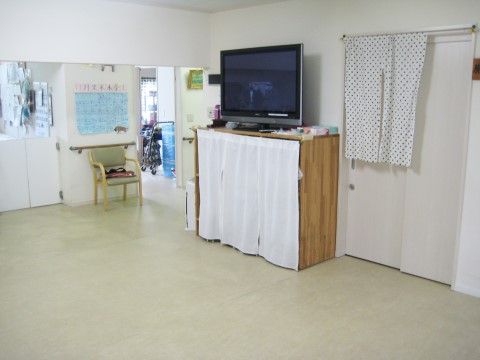 共用部には大型テレビが設置されている。イベントもこの場所で行われ、入居者様や地域の方々とのコミュニケーションの場となる。