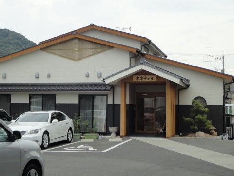 瓦屋根や玄関ひさしに和風建築を取り入れた落ち着きのある外観である。10台以上停められる駐車スペースがあるので、お気軽に車でお越しいただける。