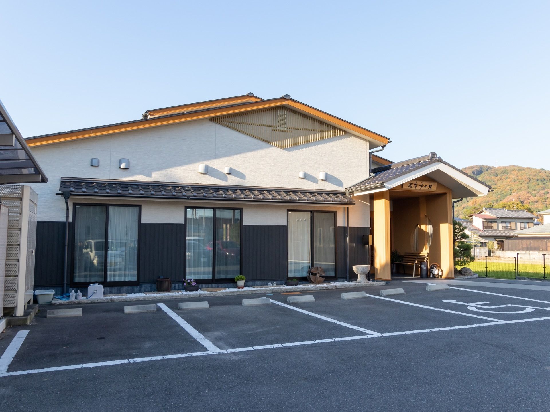 施設前のスペースに駐車場が設置されている。玄関までは段差がなく、車椅子をご利用の方も安全に移動することができる。