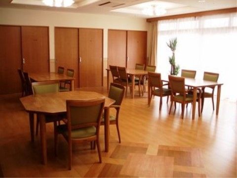 入居者様の移動に配慮し、テーブルの間隔が広めに取られた食堂