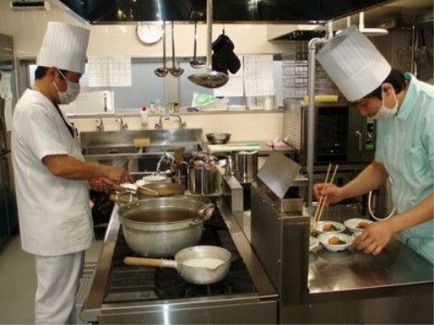 入居者様の楽しみにされているお食事の調理に余念がないスタッフ