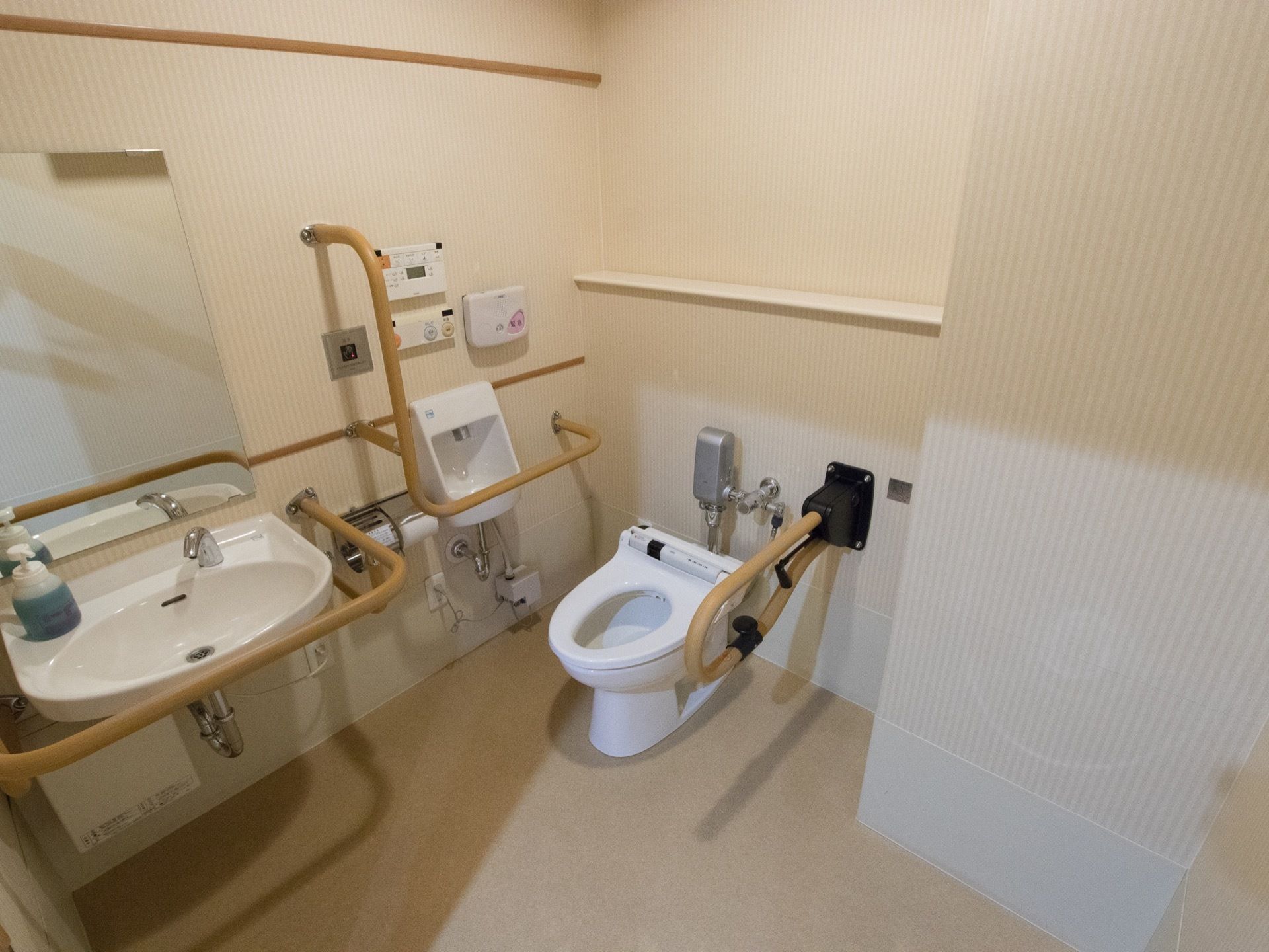 トイレは温水洗浄便座を使用しており、壁面に操作パネルが設置されている。壁面には手すりが用意されている。