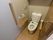 居室のトイレは温水洗浄便座を採用している。操作は壁のパネルで行う。非常ボタンとタオル掛けが壁に設置してある。