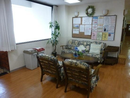 「ココファンレジデンス湘南台」の談話室。入居者様が和気藹々と談話ができる。