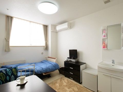 ベッドや収納家具、テーブルに加え、洗面台が室内にある居室