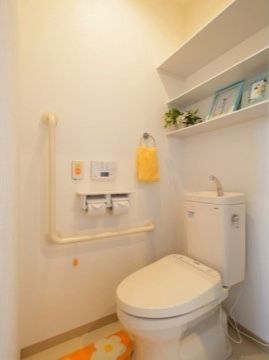 トイレには温水洗浄便座のリモコンが壁に設置されており、入居者様は洗浄水の水流の強さを調整することができる。