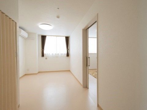 居室の手前側はトイレになっており、出入口は伸縮自在なアコーディオンカーテンで開閉を速やかに行うことができる。